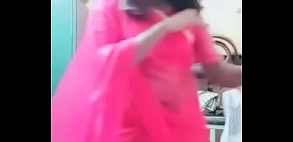  Swathi naidu in pink saree getting ready
